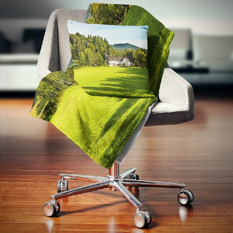 Designart 'Alone Farmhouse in Meadow' Landscape Fleece Throw Blanket