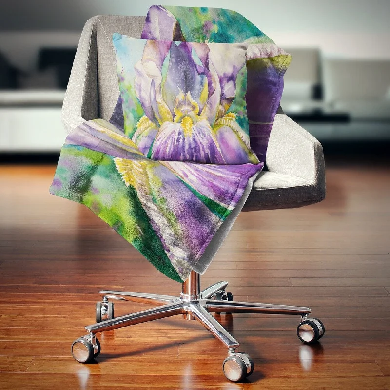 Designart 'Iris Flower Close up' Floral Throw Blanket