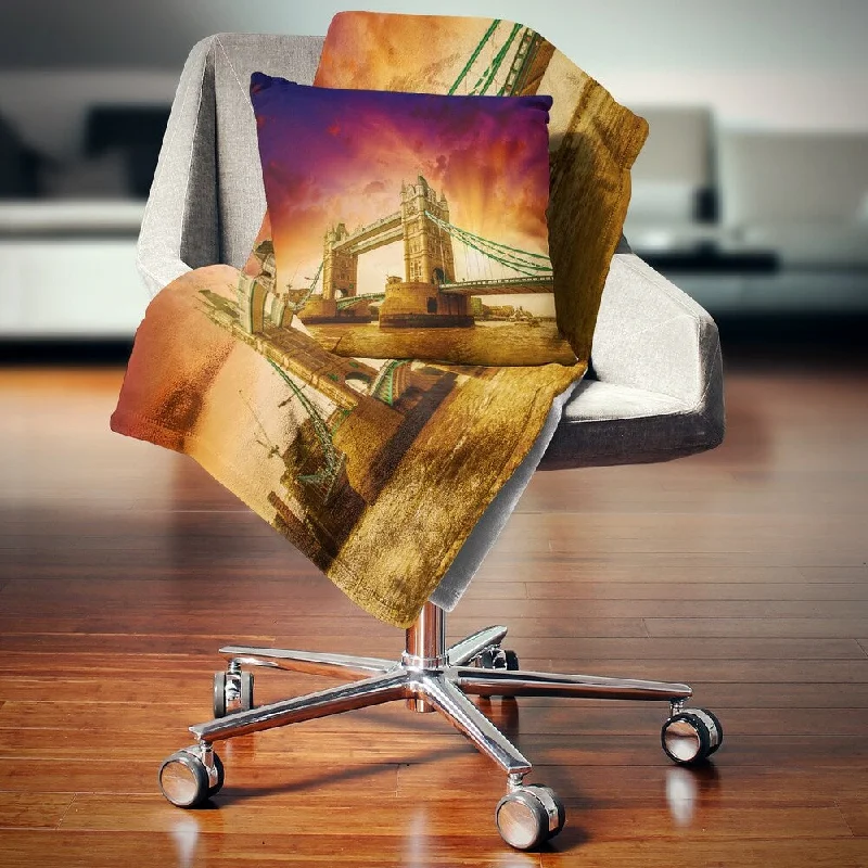 Designart 'Tower Bridge in Its Magnificence' Cityscape Photo Throw Blanket