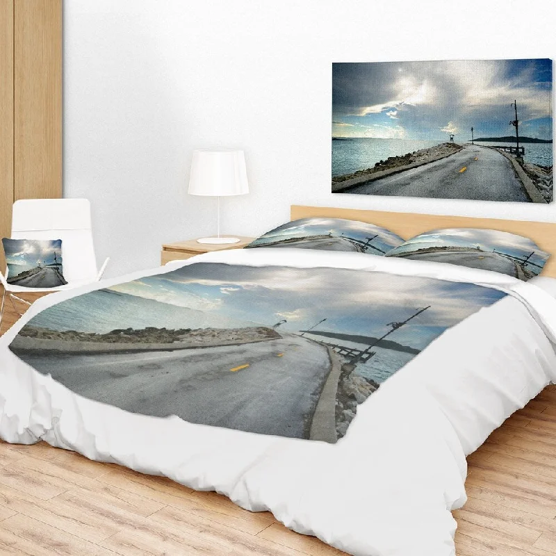 Designart 'Vintage Pathway into the Ocean' Sea Bridge Throw Blanket